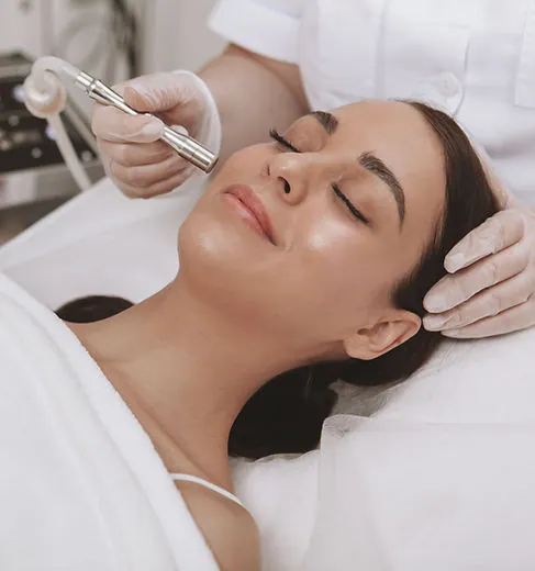Microdermabrasion im Gesicht